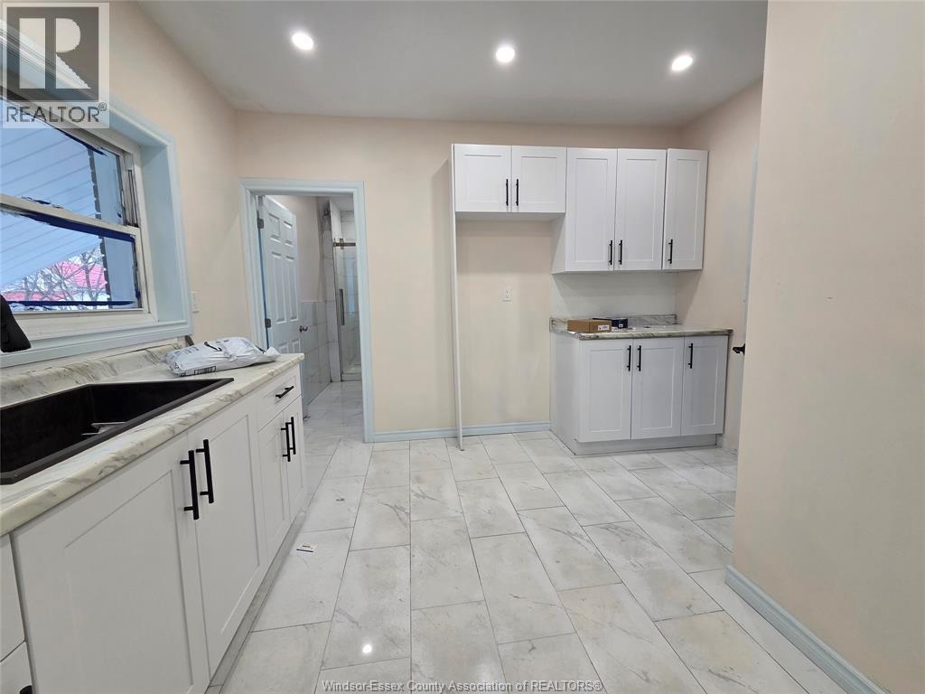 3284 Baby, Windsor, ON - Indoor Photo Showing Kitchen