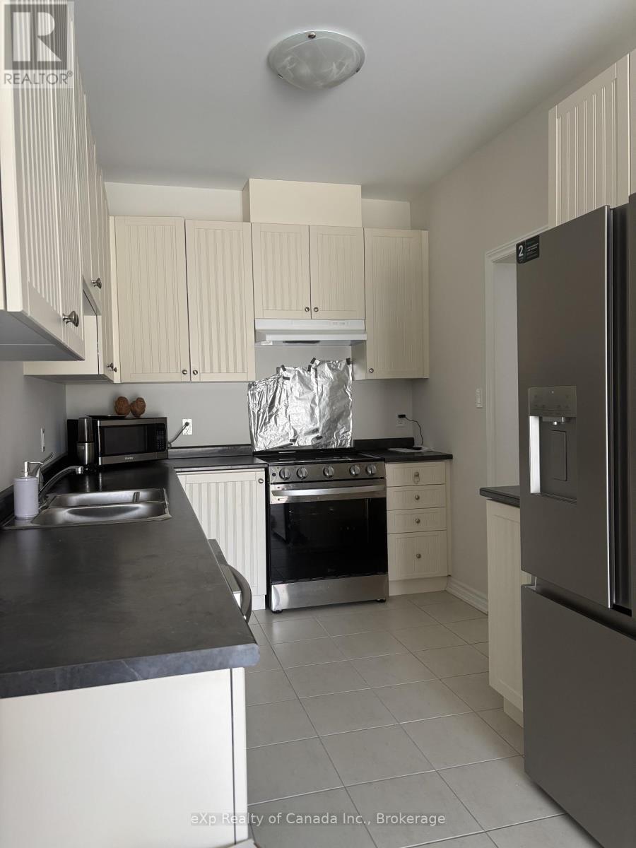 92 Baker Street, Thorold (Thorold Downtown), ON - Indoor Photo Showing Kitchen