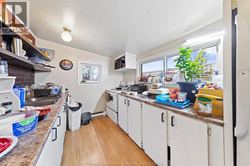 895 Pillette, Windsor, ON - Indoor Photo Showing Kitchen