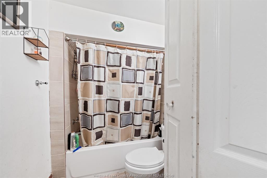 895 Pillette, Windsor, ON - Indoor Photo Showing Bathroom