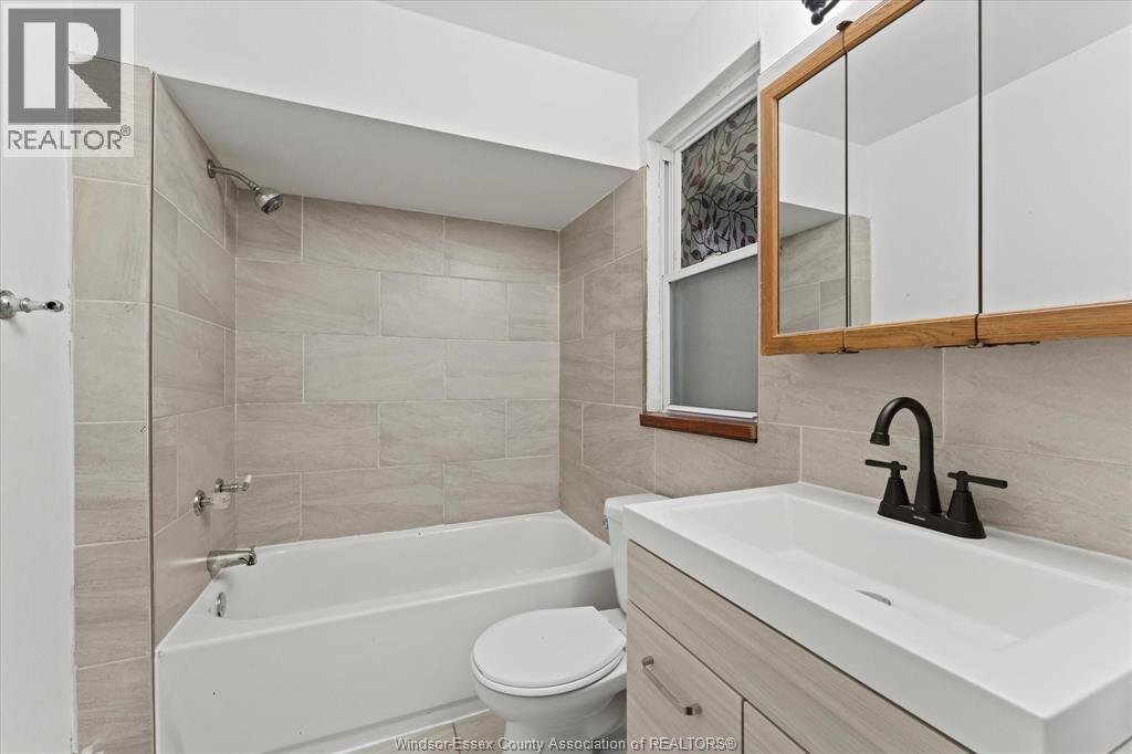 895 Pillette, Windsor, ON - Indoor Photo Showing Bathroom
