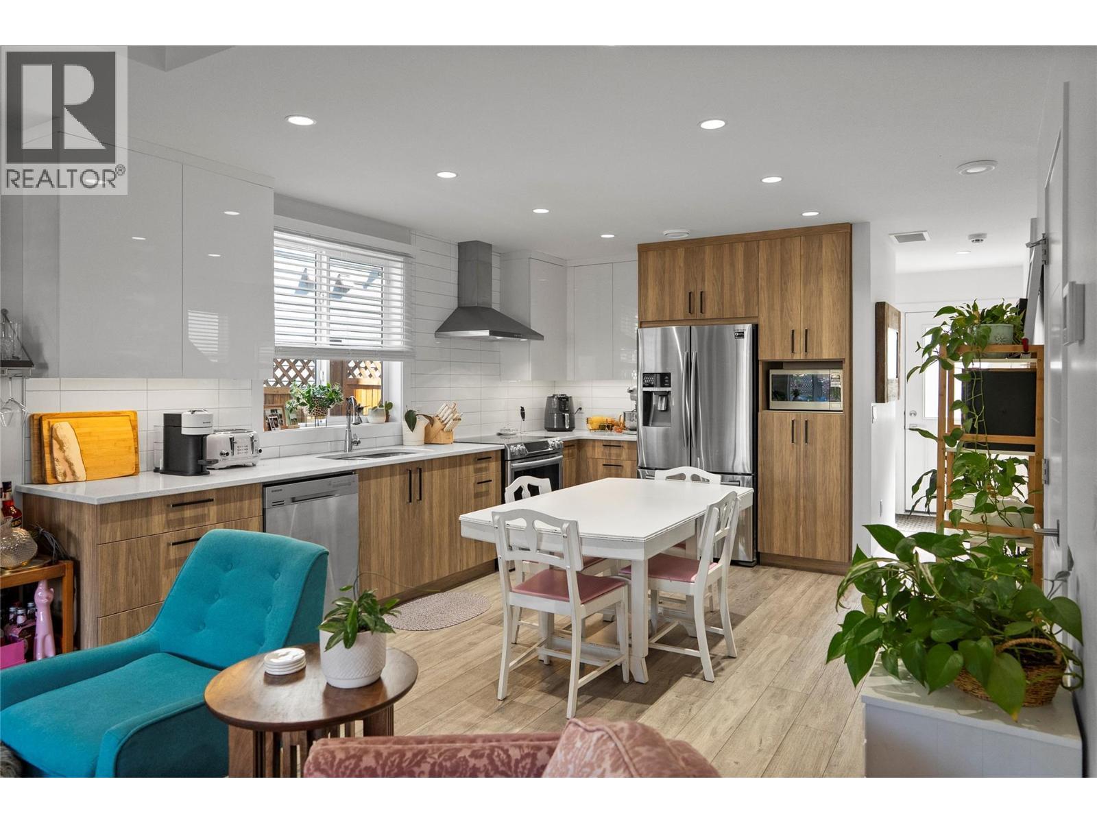 727 Cadder Avenue, Kelowna, BC - Indoor Photo Showing Kitchen With Upgraded Kitchen