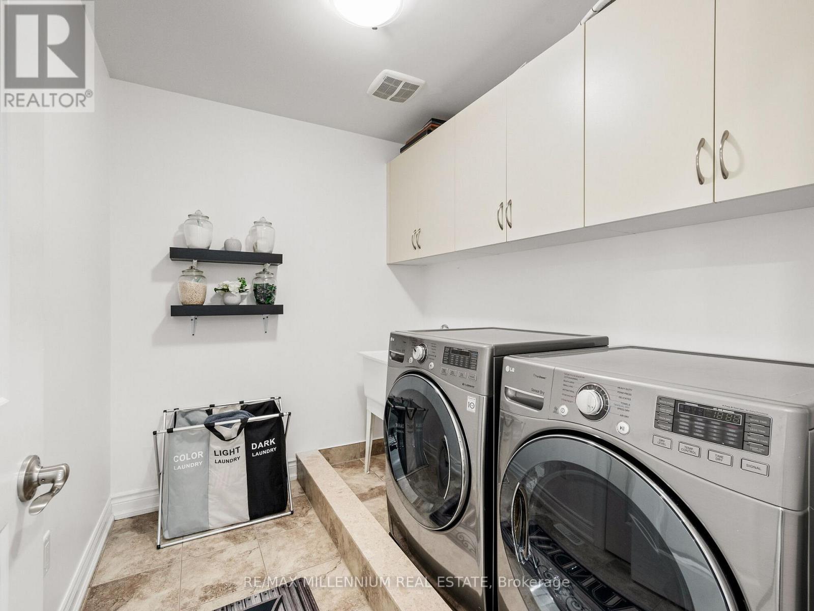 24 Black Duck Trail, King, ON - Indoor Photo Showing Laundry Room