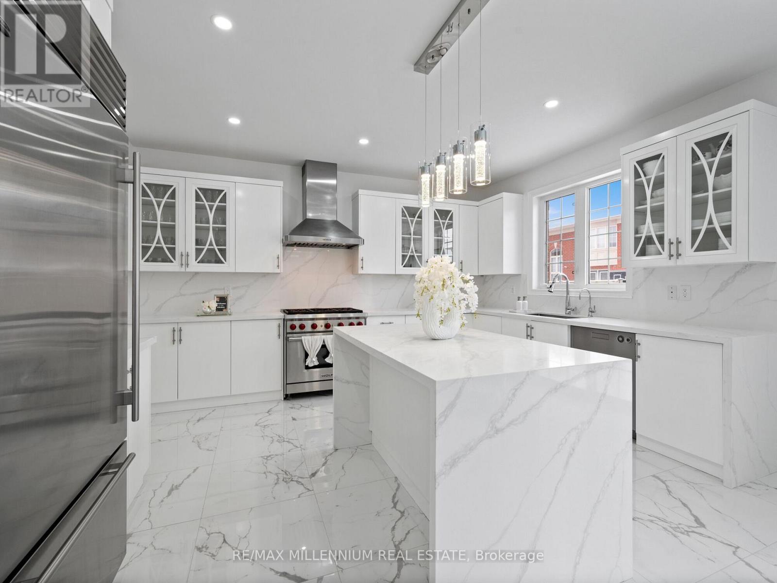 24 Black Duck Trail, King, ON - Indoor Photo Showing Kitchen With Upgraded Kitchen