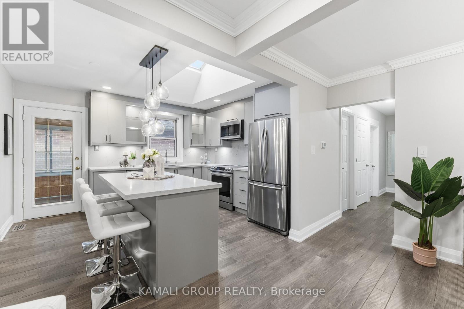 Large Centre Island - 156 Trayborn Drive, Richmond Hill, ON - Indoor Photo Showing Other Room