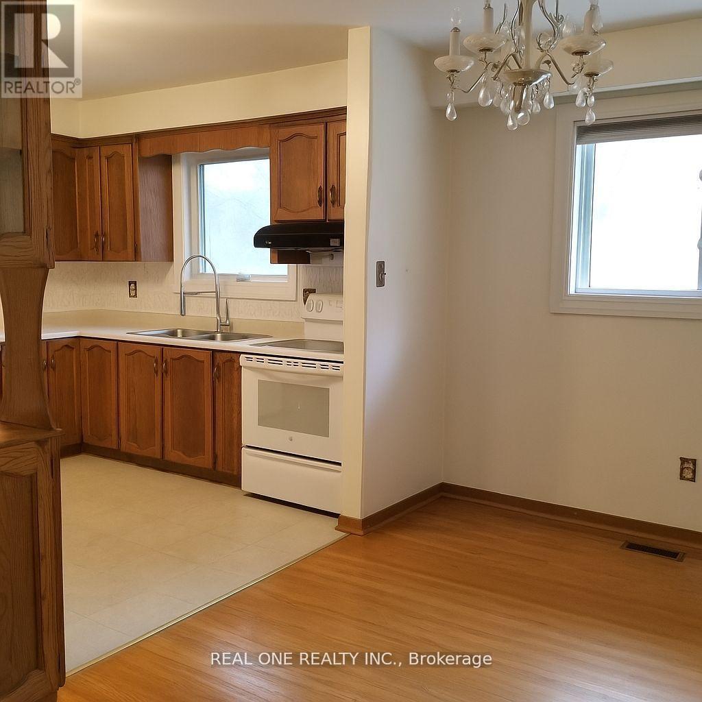 79 Osborne Crescent, Oakville, ON - Indoor Photo Showing Kitchen With Double Sink