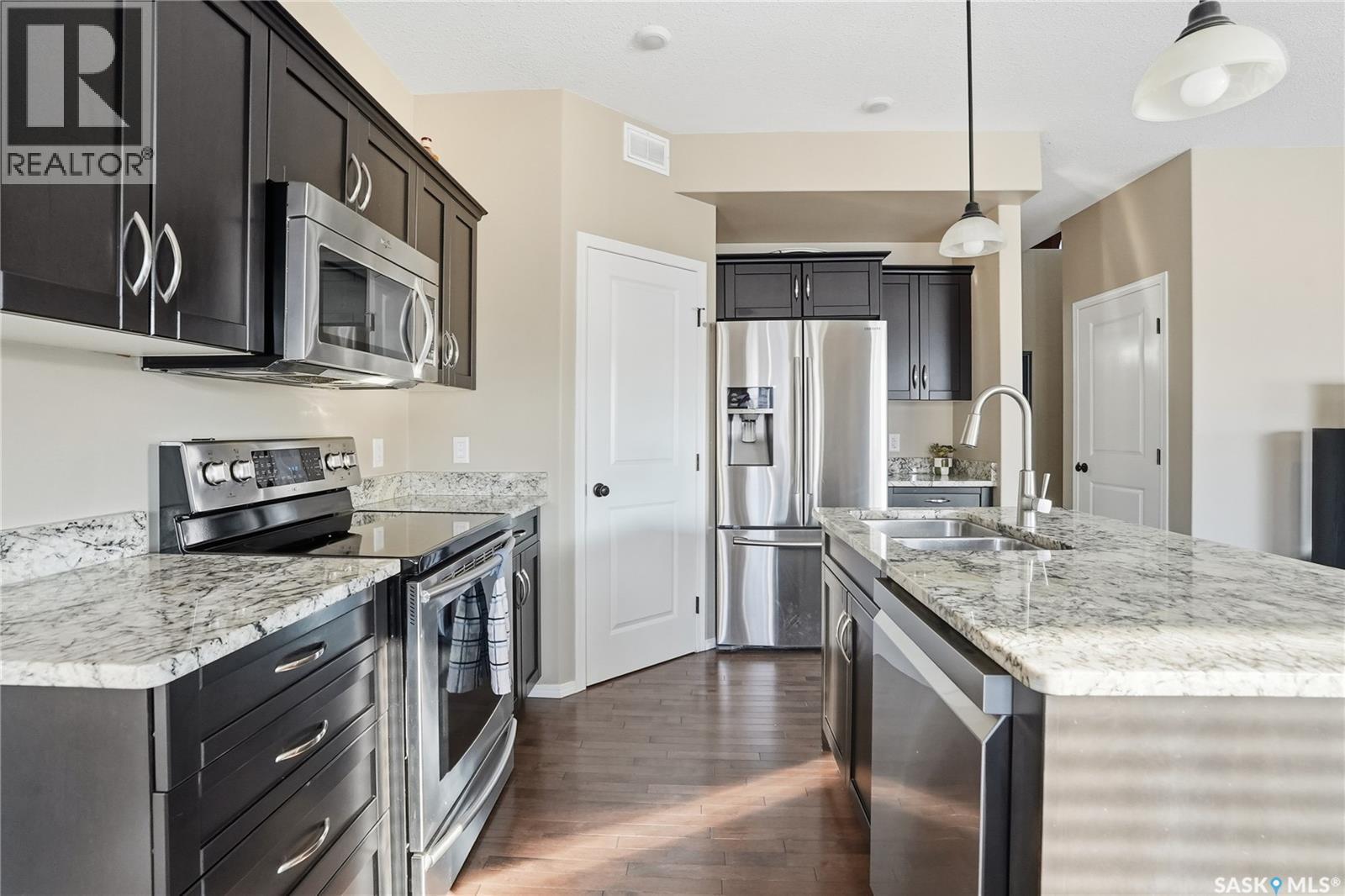 138 Lehrer Close, Saskatoon, SK - Indoor Photo Showing Kitchen With Double Sink With Upgraded Kitchen