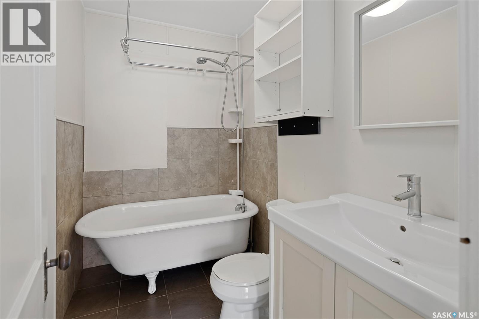 2 Connaught Place, Saskatoon, SK - Indoor Photo Showing Bathroom