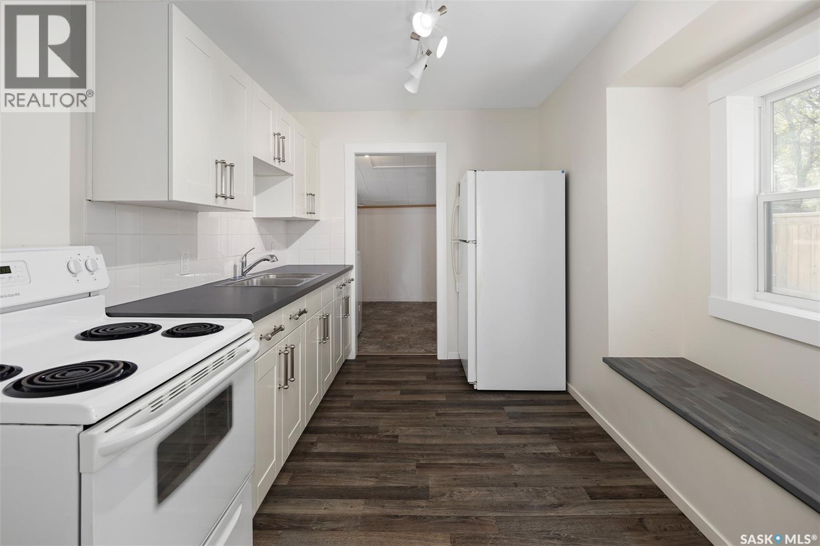 2 Connaught Place, Saskatoon, SK - Indoor Photo Showing Kitchen