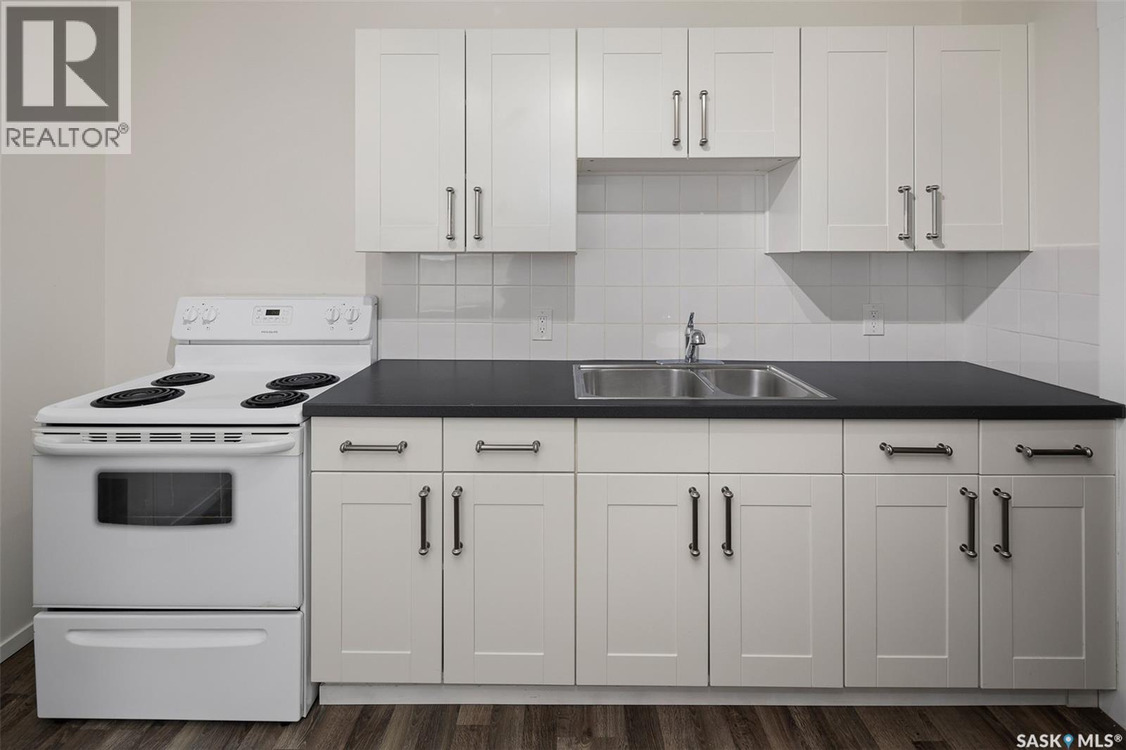 2 Connaught Place, Saskatoon, SK - Indoor Photo Showing Kitchen With Double Sink