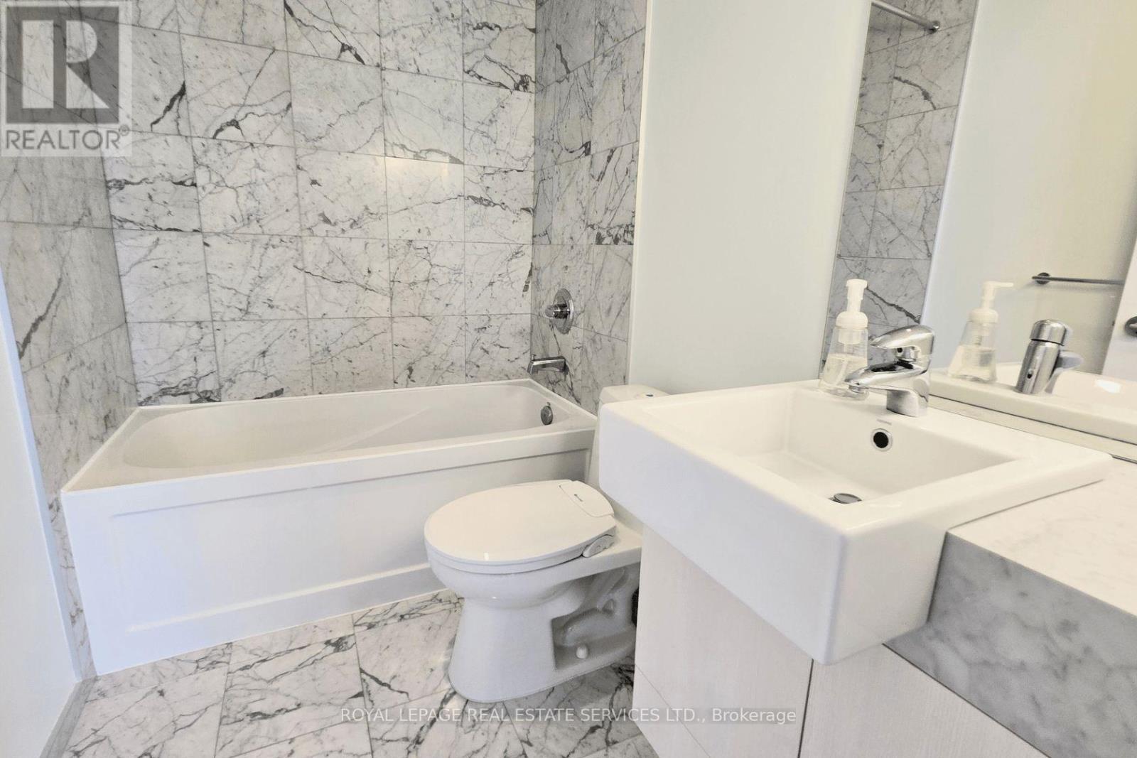 2105 - 8 The Esplanade, Toronto, ON - Indoor Photo Showing Bathroom