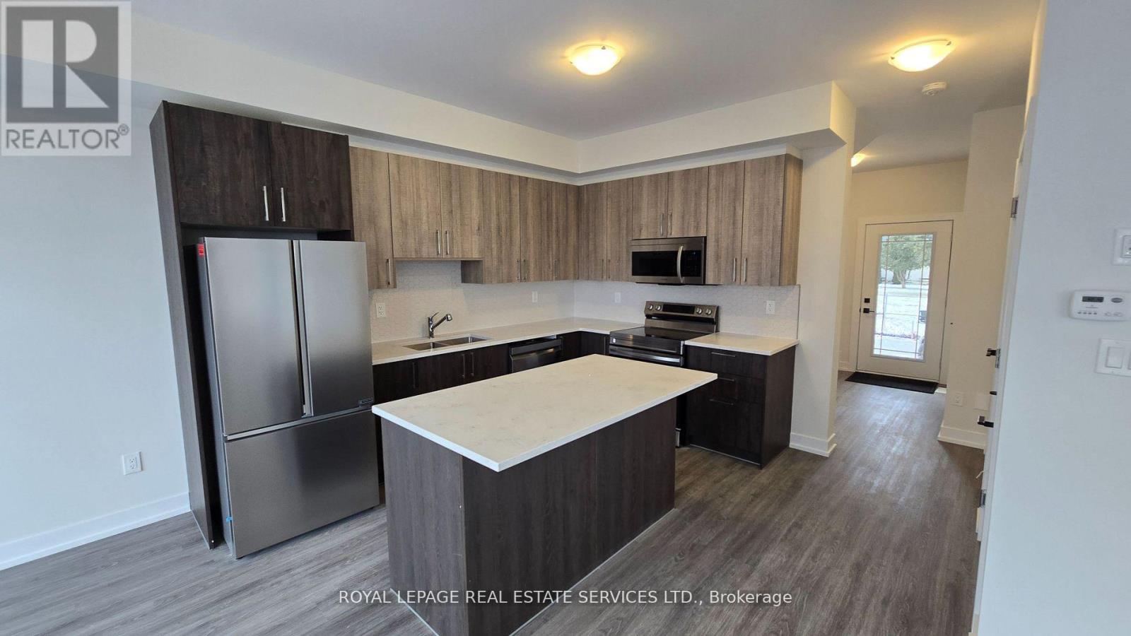 4 - 6894 Garner Road, Niagara Falls, ON - Indoor Photo Showing Kitchen With Double Sink