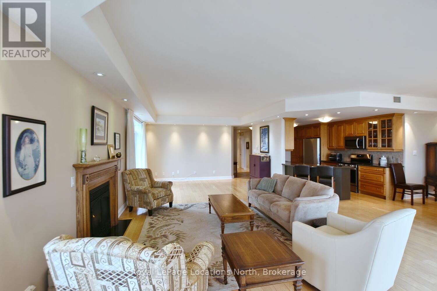 Ph 3 - 10 Bay Street E, Blue Mountains, ON - Indoor Photo Showing Living Room With Fireplace