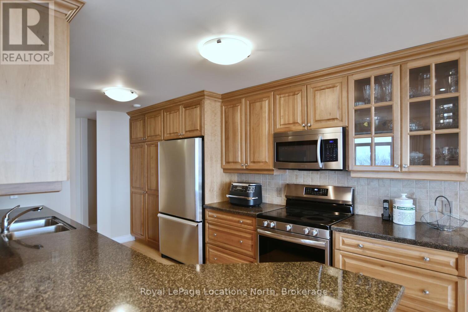 Ph 3 - 10 Bay Street E, Blue Mountains, ON - Indoor Photo Showing Kitchen With Double Sink
