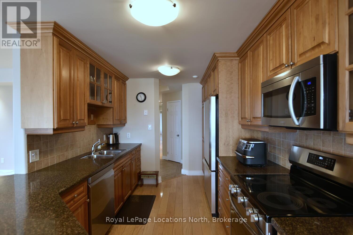 Ph 3 - 10 Bay Street E, Blue Mountains, ON - Indoor Photo Showing Kitchen With Double Sink