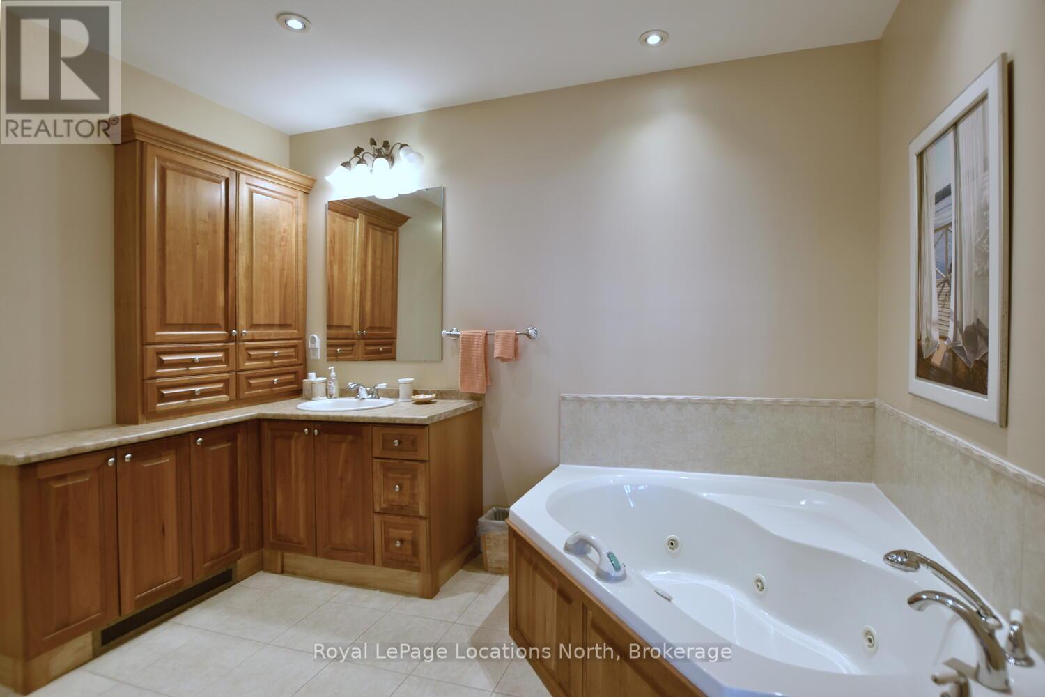 Ph 3 - 10 Bay Street E, Blue Mountains, ON - Indoor Photo Showing Bathroom