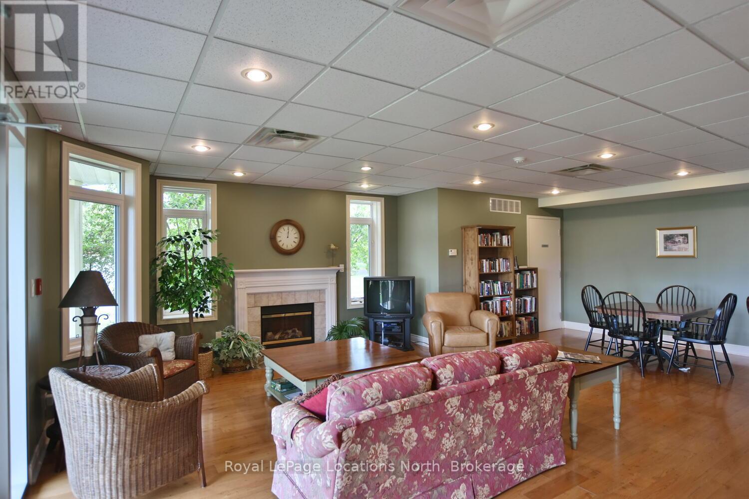 Ph 3 - 10 Bay Street E, Blue Mountains, ON - Indoor Photo Showing Living Room With Fireplace