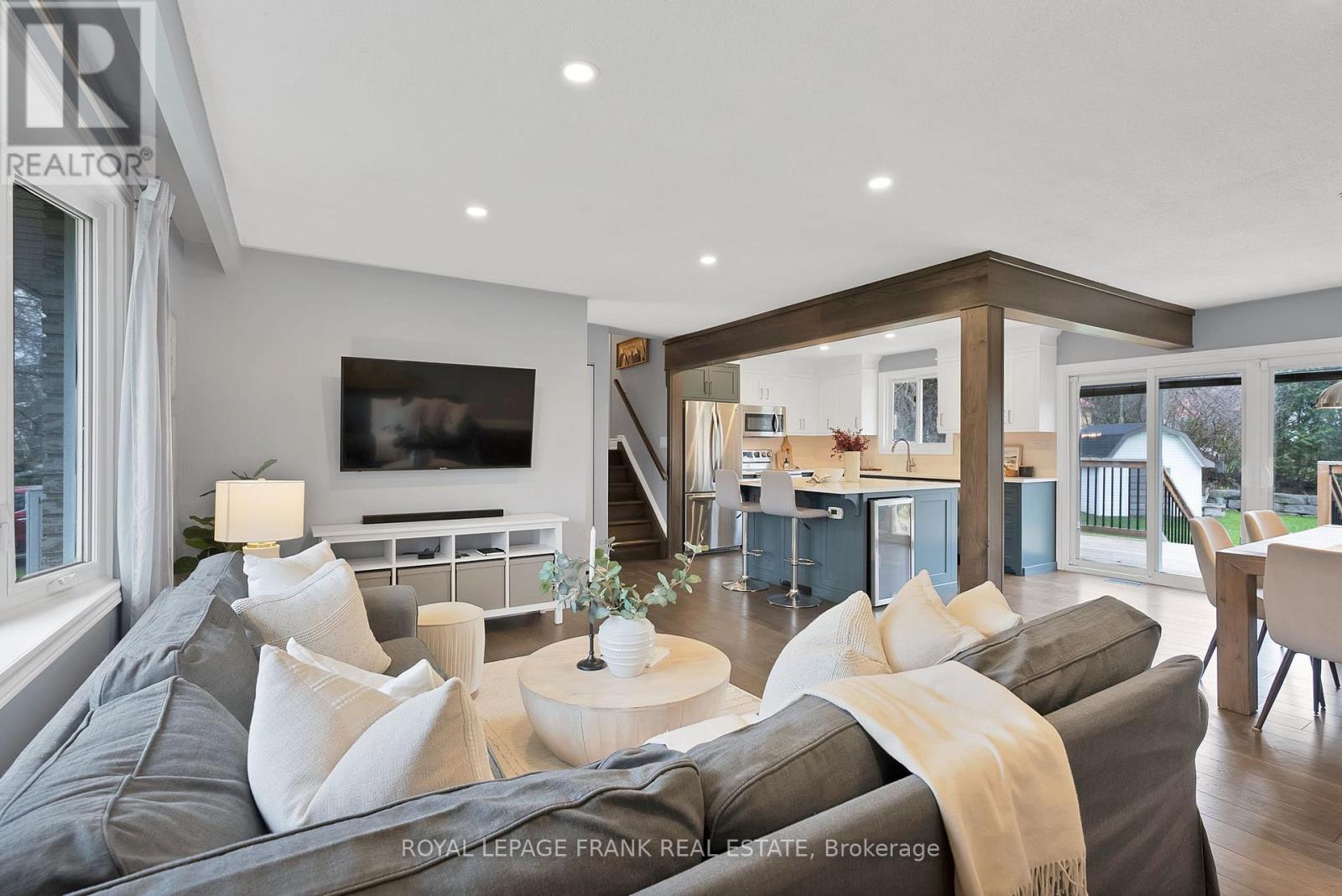 33 York Street, Georgina (Baldwin), ON - Indoor Photo Showing Living Room