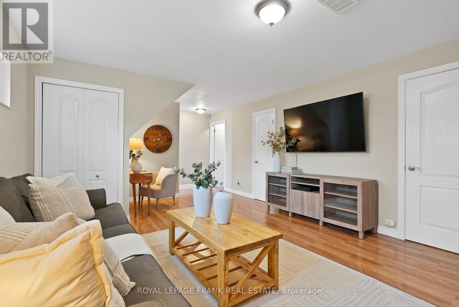 33 York Street, Georgina (Baldwin), ON - Indoor Photo Showing Living Room