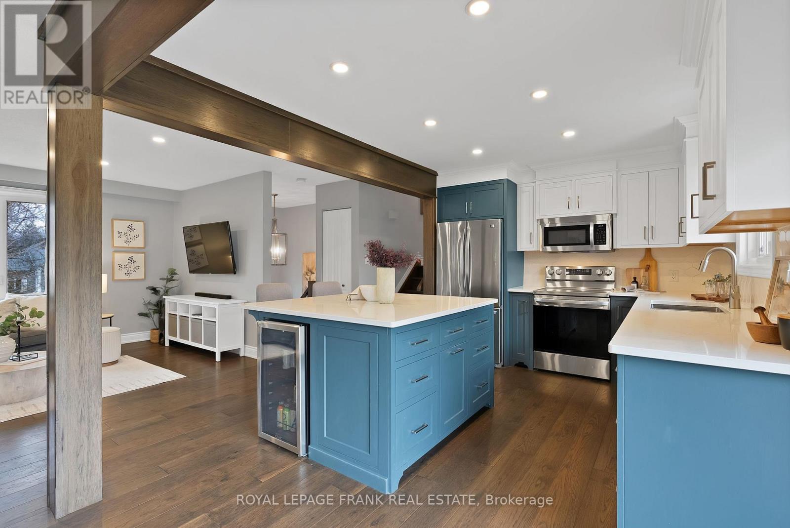 33 York Street, Georgina (Baldwin), ON - Indoor Photo Showing Kitchen With Upgraded Kitchen