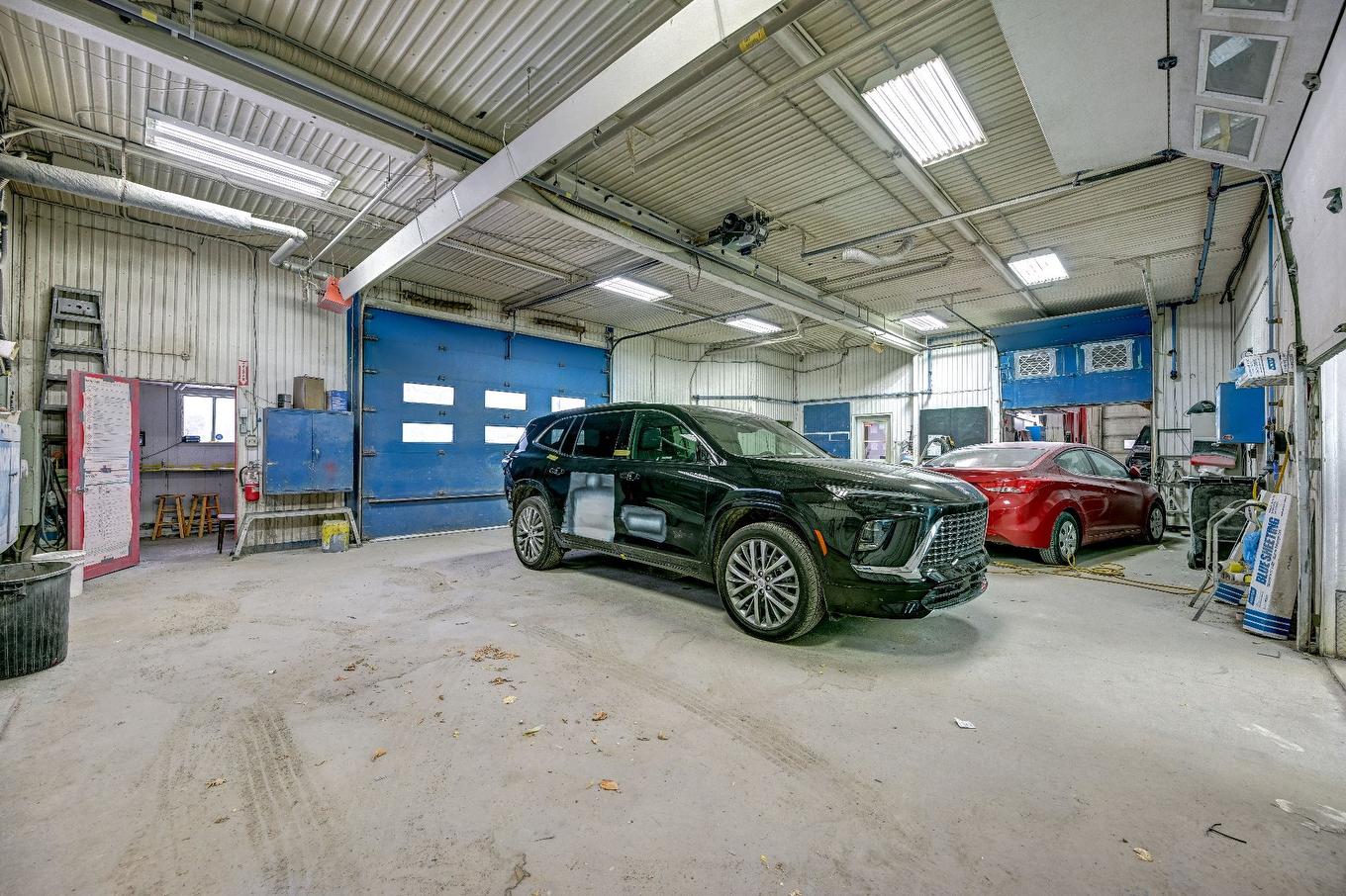Commerce - 11 Rue Notre-Dame, Berthierville, QC - Indoor Photo Showing Garage