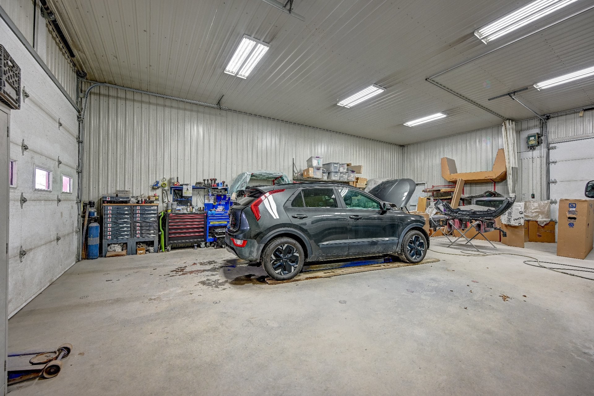 Commerce - 11 Rue Notre-Dame, Berthierville, QC - Indoor Photo Showing Garage
