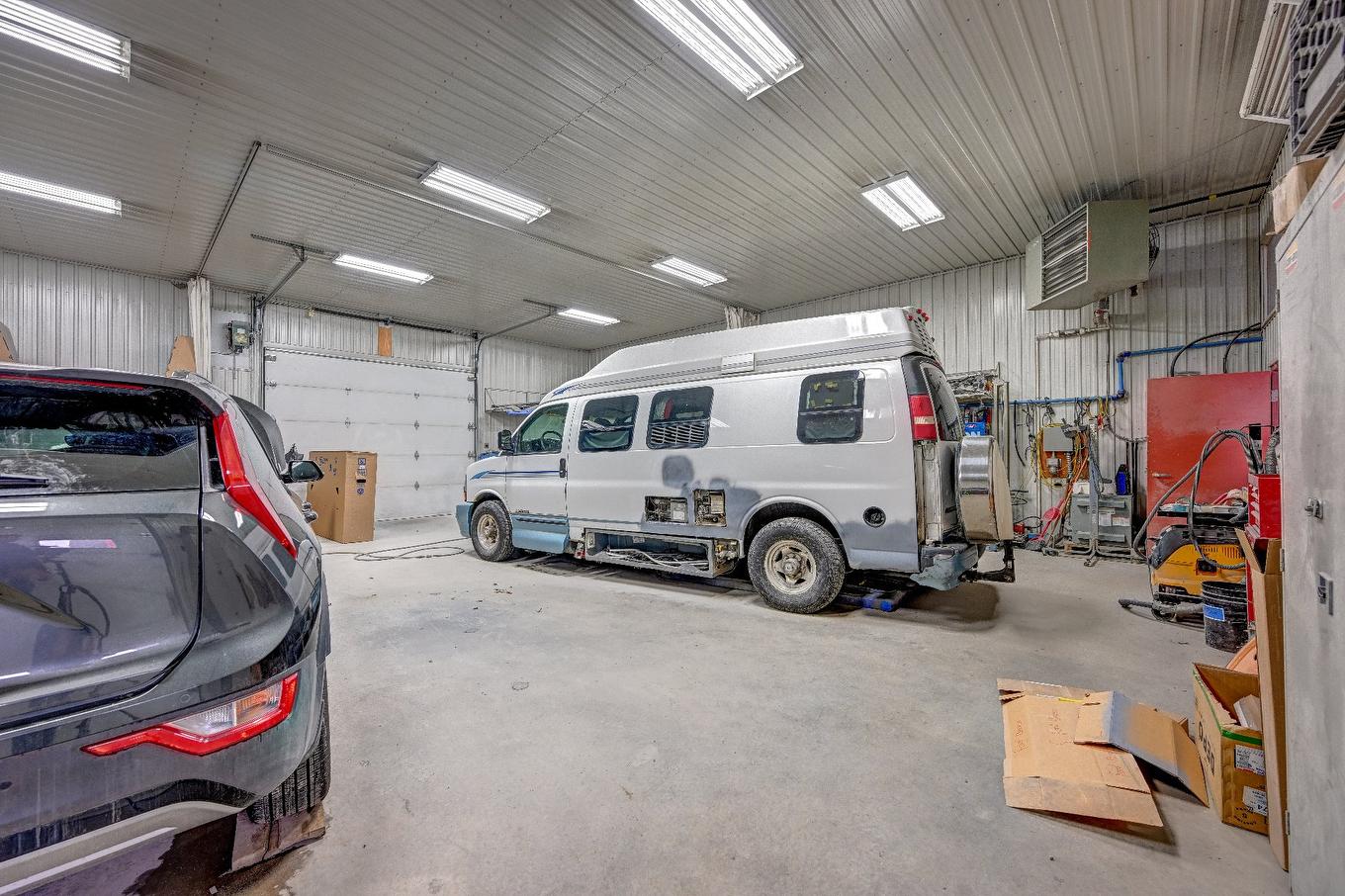 Commerce - 11 Rue Notre-Dame, Berthierville, QC - Indoor Photo Showing Garage