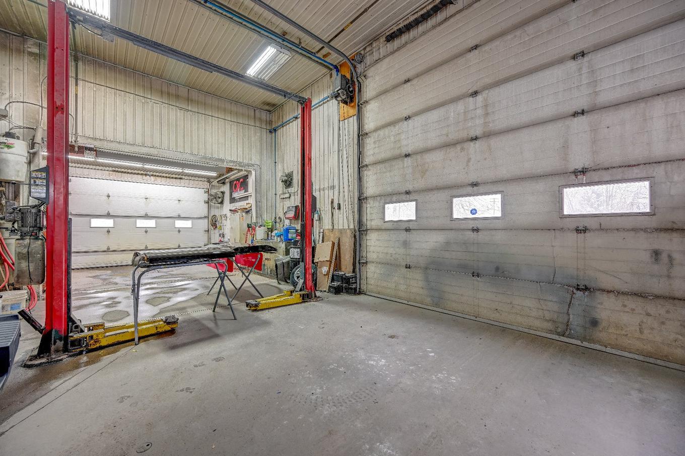 Commerce - 11 Rue Notre-Dame, Berthierville, QC - Indoor Photo Showing Garage