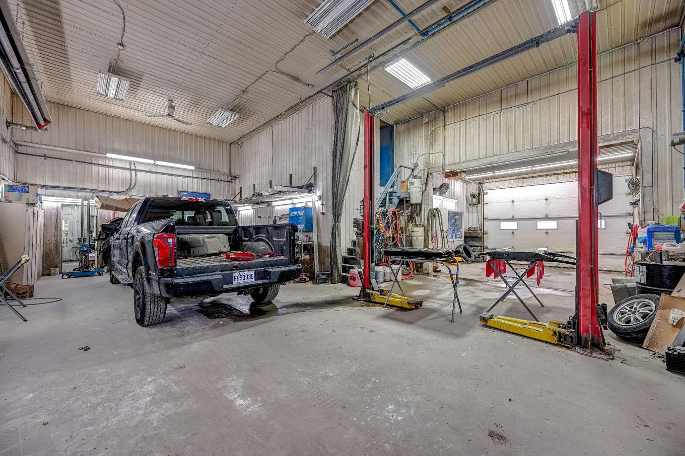 Commerce - 11 Rue Notre-Dame, Berthierville, QC - Indoor Photo Showing Garage