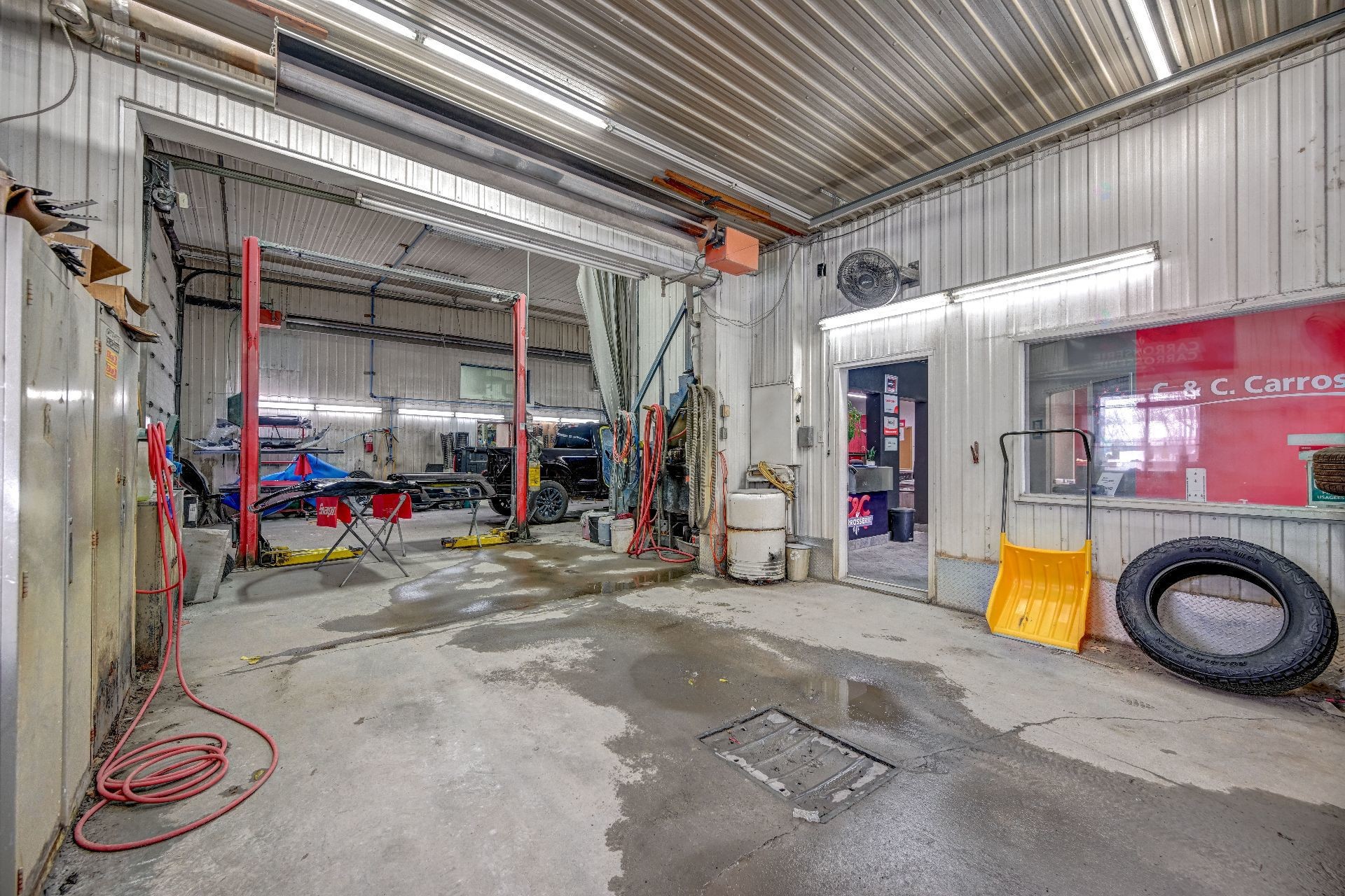 Commerce - 11 Rue Notre-Dame, Berthierville, QC - Indoor Photo Showing Garage