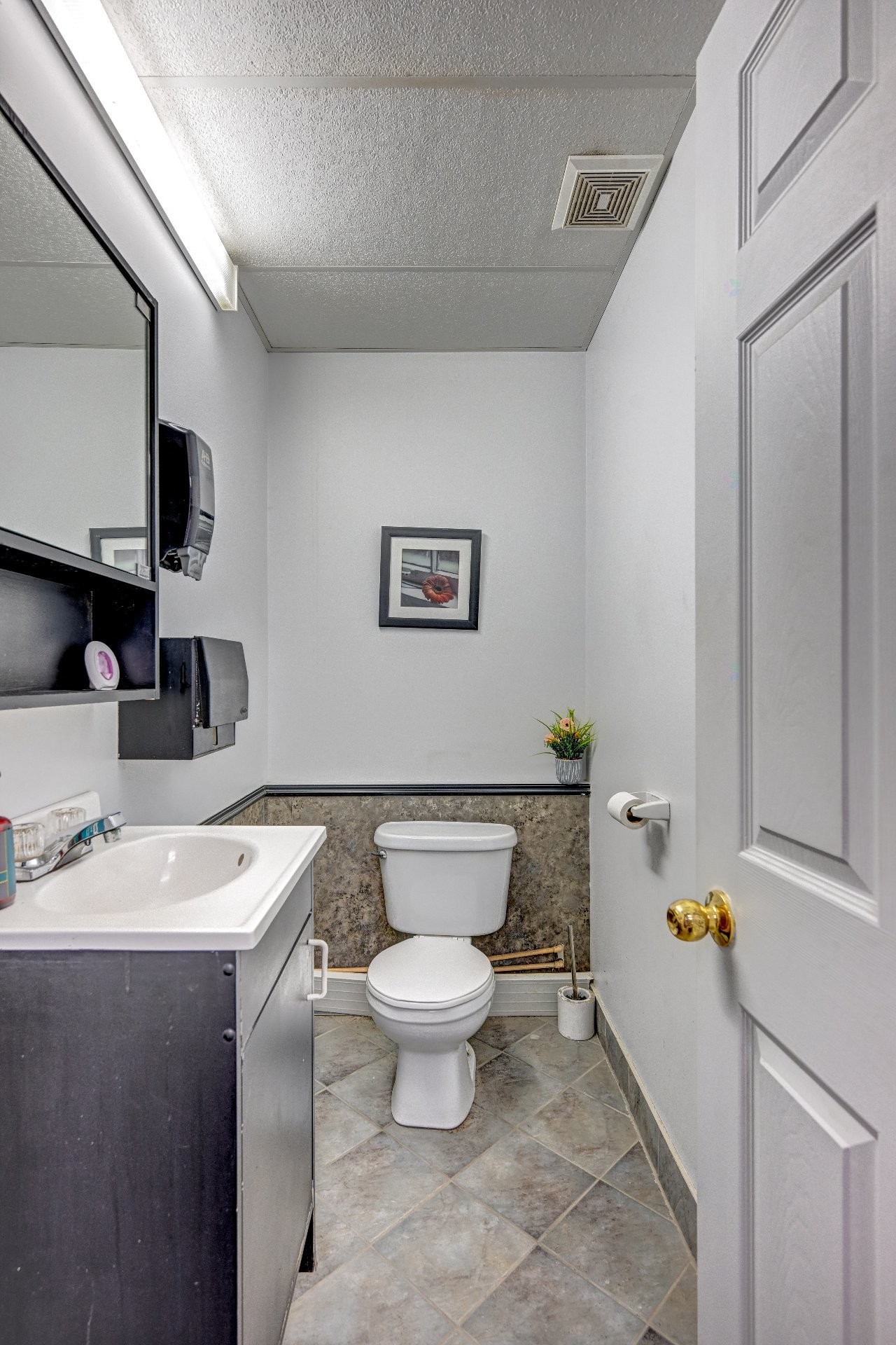 Commerce - 11 Rue Notre-Dame, Berthierville, QC - Indoor Photo Showing Bathroom