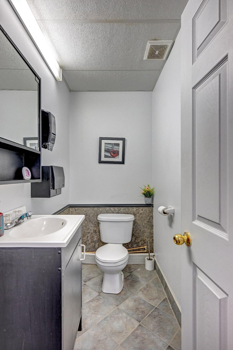 Commerce - 11 Rue Notre-Dame, Berthierville, QC - Indoor Photo Showing Bathroom