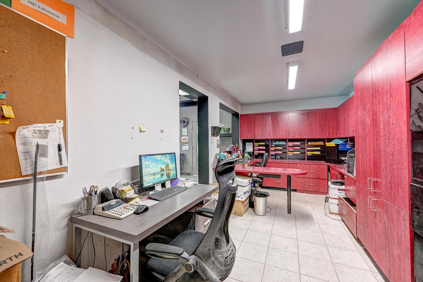 Commerce - 11 Rue Notre-Dame, Berthierville, QC - Indoor Photo Showing Office