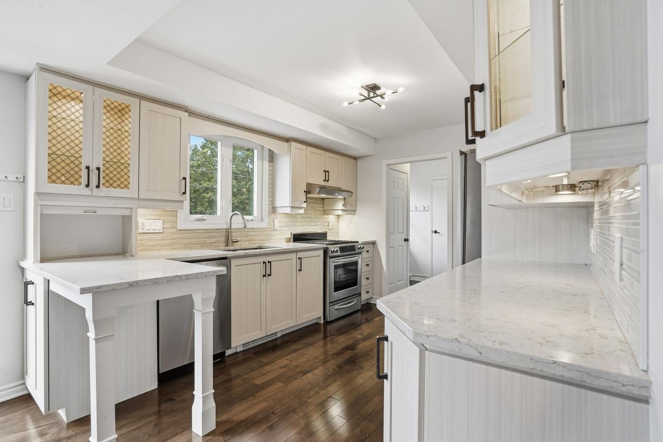 Cuisine - 18 Rue Keats, Montréal (Pierrefonds-Roxboro), QC - Indoor Photo Showing Kitchen With Upgraded Kitchen