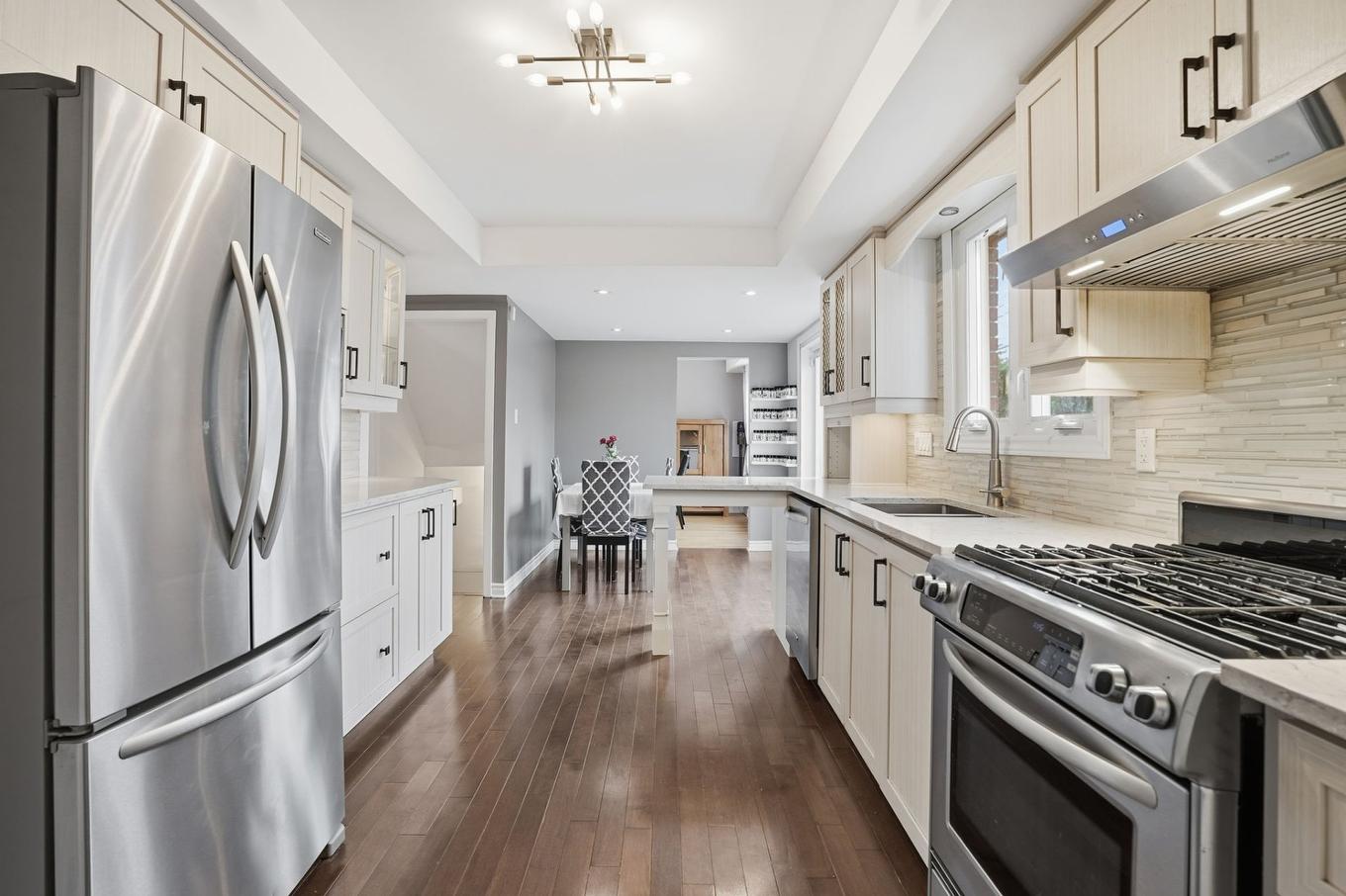 Cuisine - 18 Rue Keats, Montréal (Pierrefonds-Roxboro), QC - Indoor Photo Showing Kitchen With Upgraded Kitchen