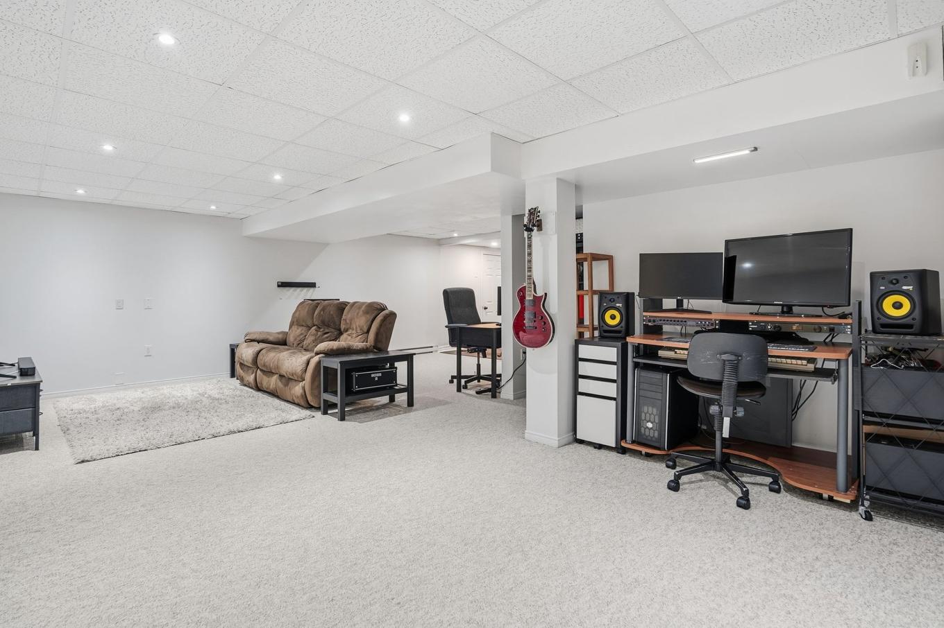 Salle familiale - 18 Rue Keats, Montréal (Pierrefonds-Roxboro), QC - Indoor Photo Showing Other Room