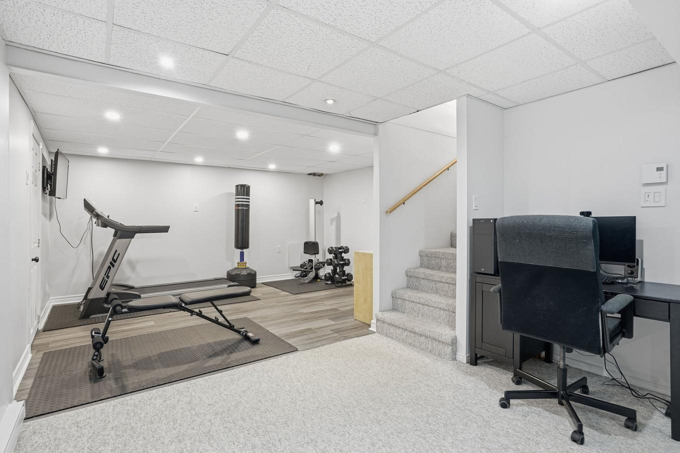 Salle d'exercice - 18 Rue Keats, Montréal (Pierrefonds-Roxboro), QC - Indoor Photo Showing Gym Room