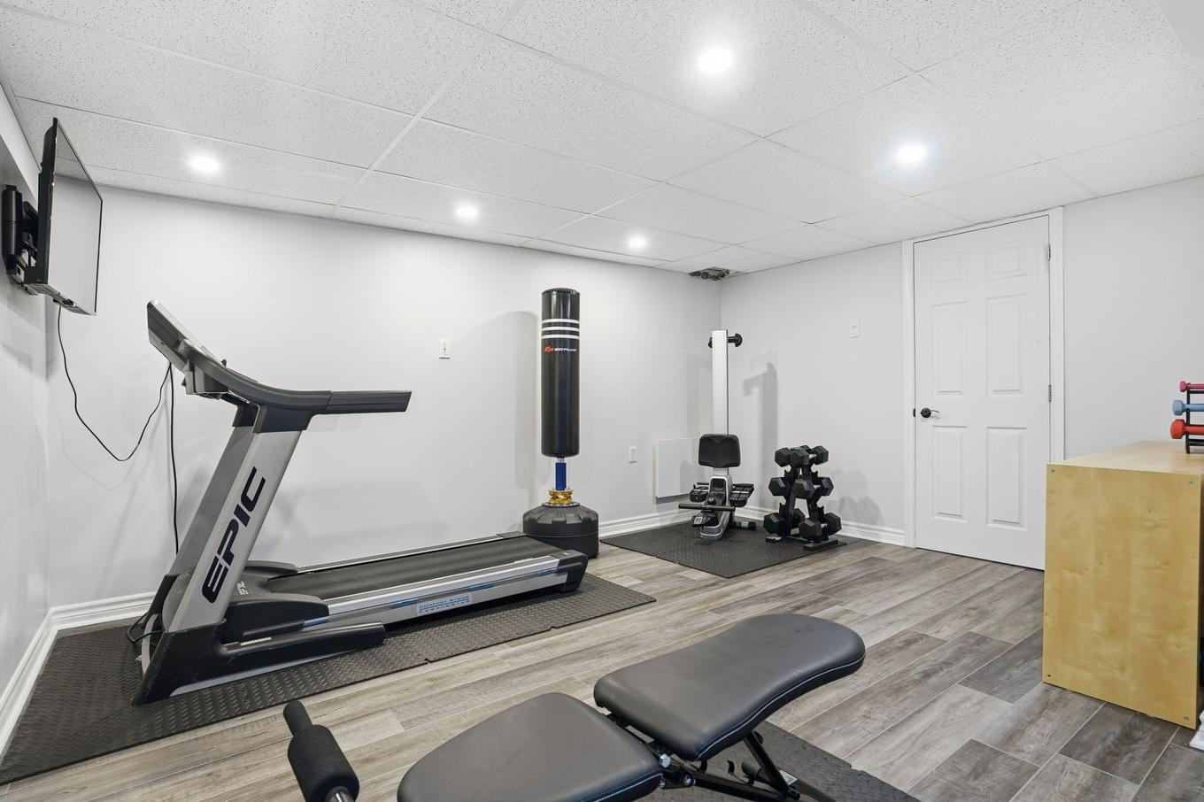 Salle d'exercice - 18 Rue Keats, Montréal (Pierrefonds-Roxboro), QC - Indoor Photo Showing Gym Room