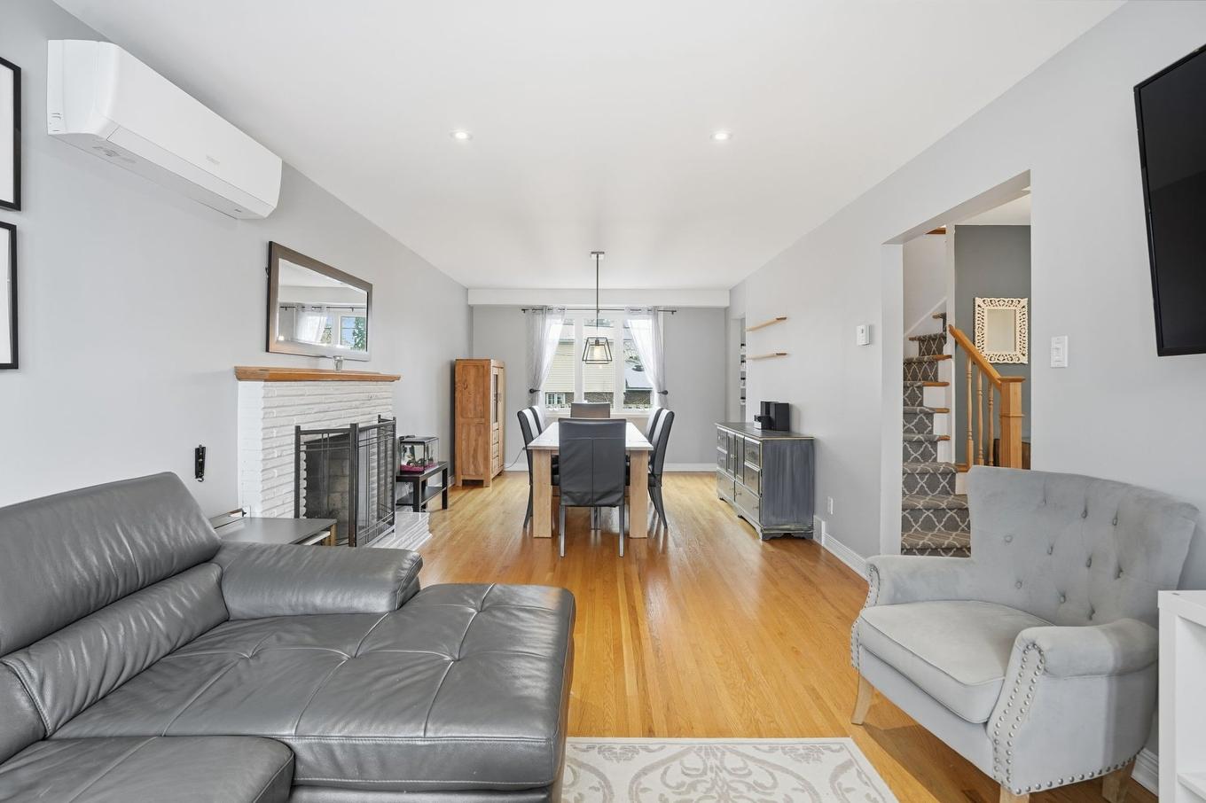 Salon - 18 Rue Keats, Montréal (Pierrefonds-Roxboro), QC - Indoor Photo Showing Living Room With Fireplace