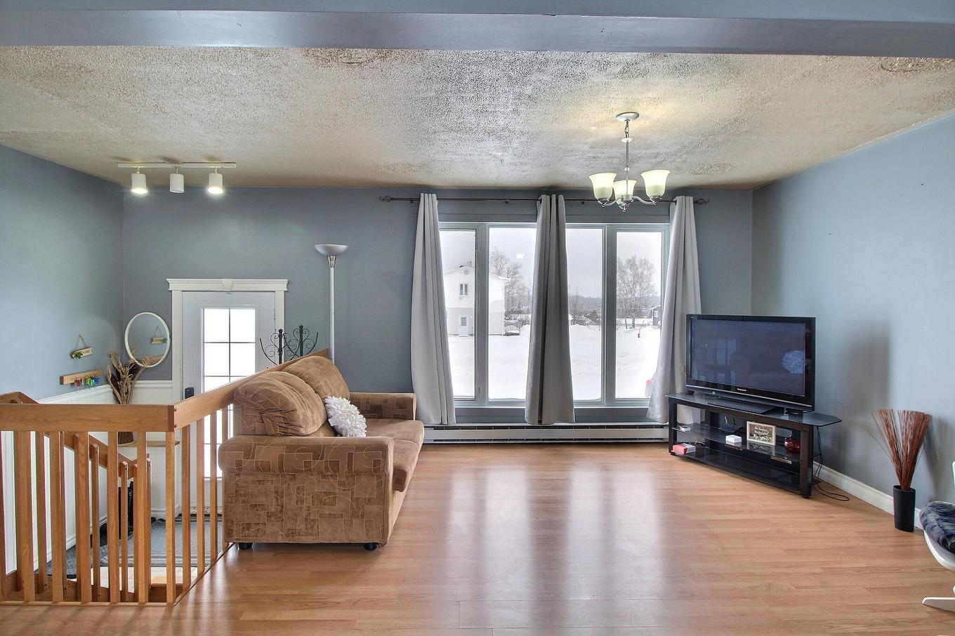 Salon - 73 Rue Des Cèdres, Lebel-Sur-Quévillon, QC - Indoor Photo Showing Living Room