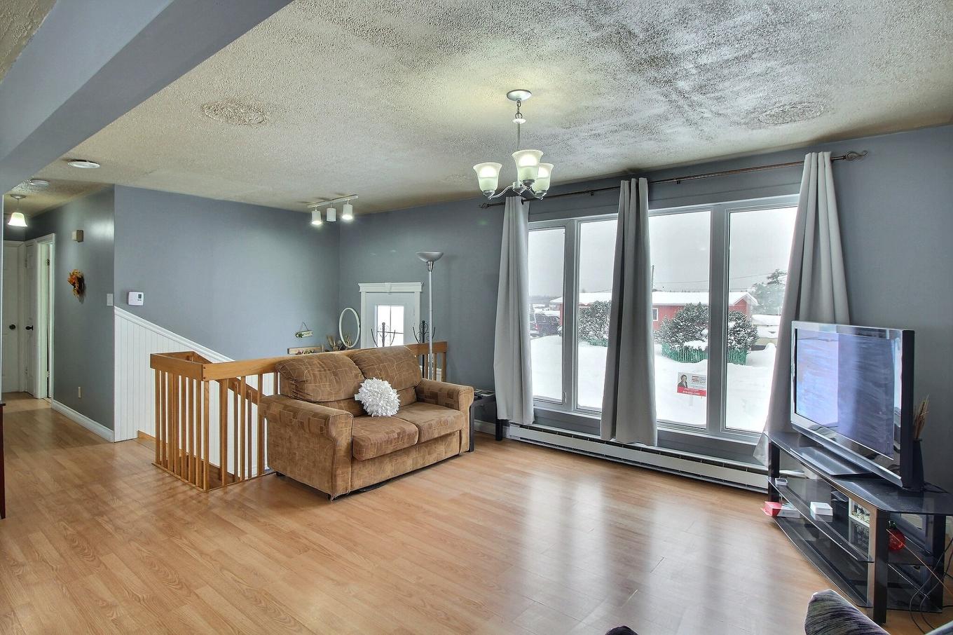 Salon - 73 Rue Des Cèdres, Lebel-Sur-Quévillon, QC - Indoor Photo Showing Living Room