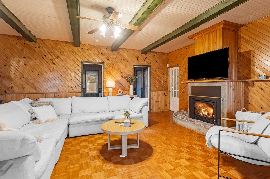 Salon - 277 Ch. Yves-Quesnel, Rigaud, QC - Indoor Photo Showing Living Room With Fireplace