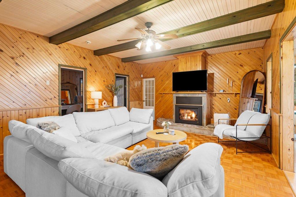 Salon - 277 Ch. Yves-Quesnel, Rigaud, QC - Indoor Photo Showing Living Room With Fireplace