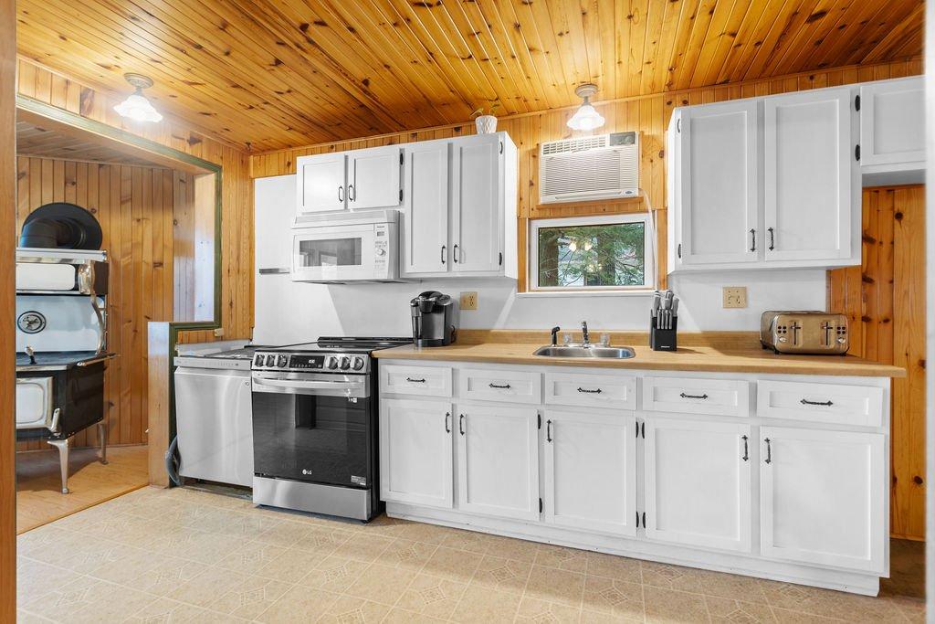 Cuisine - 277 Ch. Yves-Quesnel, Rigaud, QC - Indoor Photo Showing Kitchen