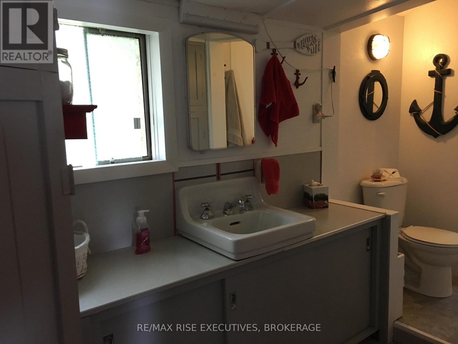 5065 Lower Round Lake Road, Frontenac (Frontenac South), ON - Indoor Photo Showing Bathroom
