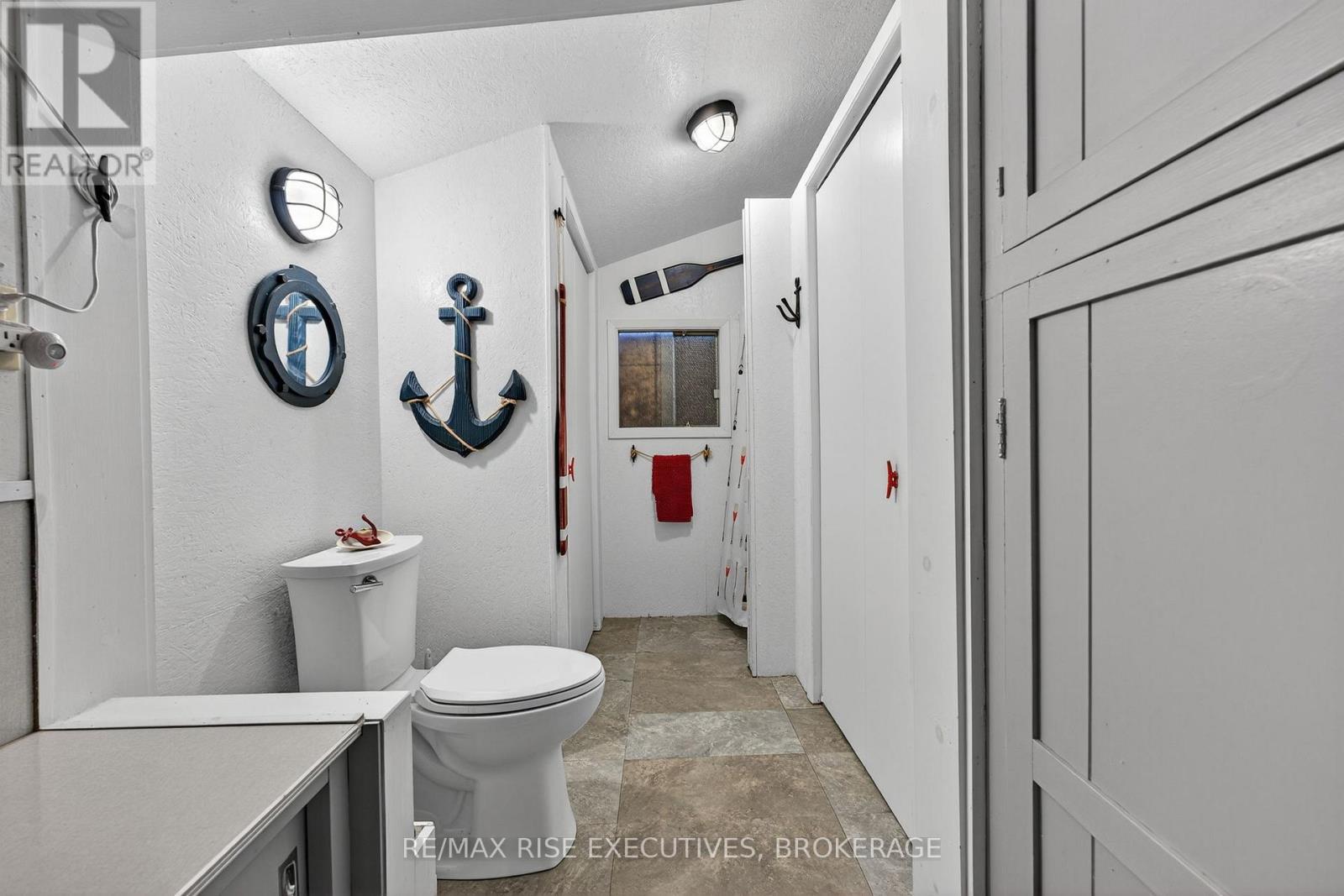 5065 Lower Round Lake Road, Frontenac (Frontenac South), ON - Indoor Photo Showing Bathroom