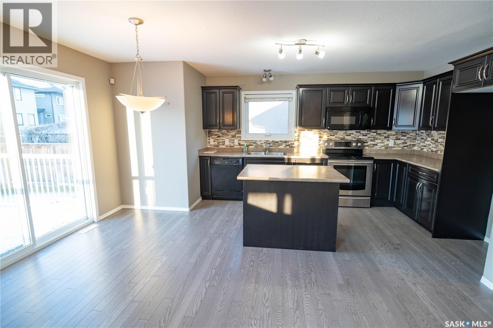 922 Hunter Road, Saskatoon, SK - Indoor Photo Showing Kitchen With Upgraded Kitchen