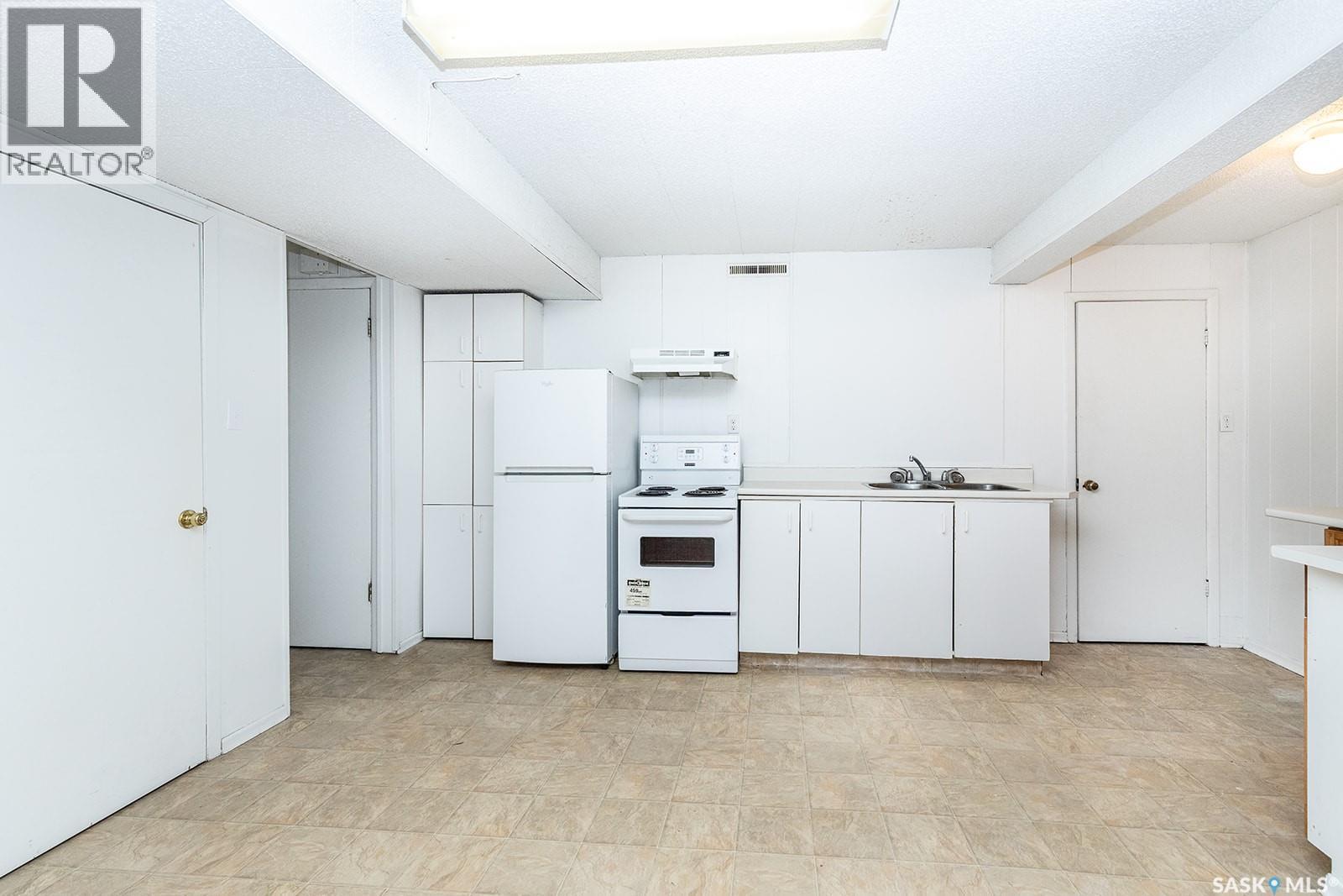 1312 13Th Street E, Saskatoon, SK - Indoor Photo Showing Kitchen With Double Sink