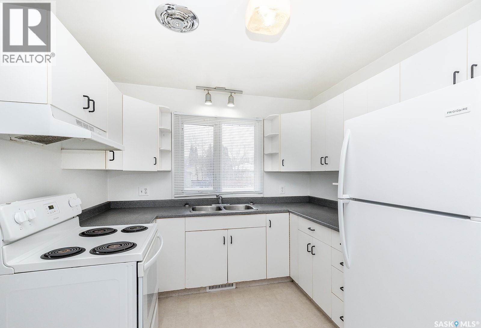1312 13Th Street E, Saskatoon, SK - Indoor Photo Showing Kitchen With Double Sink