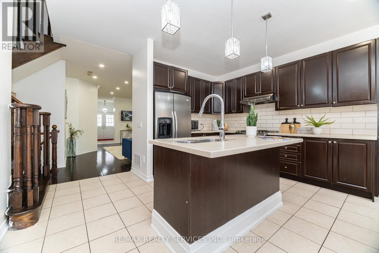 51 Larson Peak Road, Caledon, ON - Indoor Photo Showing Kitchen With Upgraded Kitchen